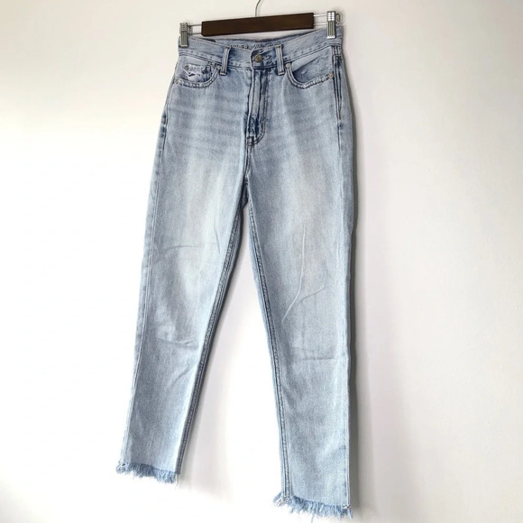 American Eagle Light Wash Raw Frayed Hem Mom Jean Size 00 - Picture 9 of 10